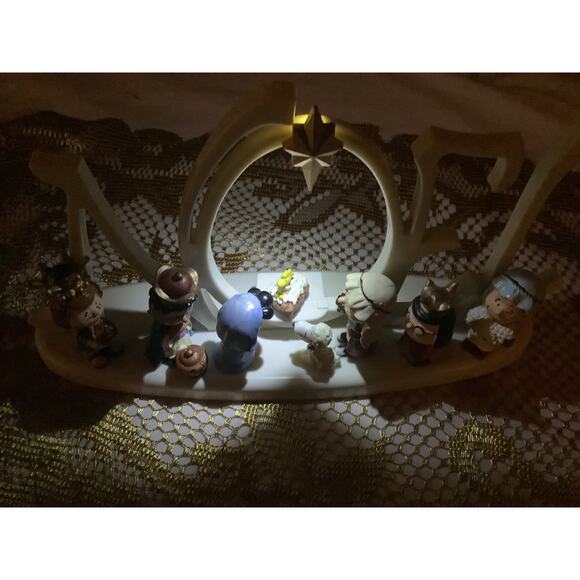 Peanuts Lighted Nativity Scene - Picture 2 of 7